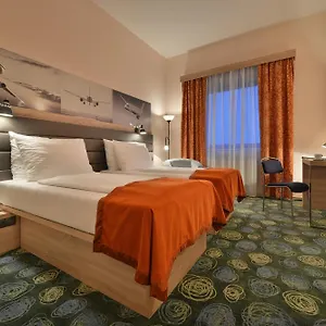 4* מלון Ramada Airport